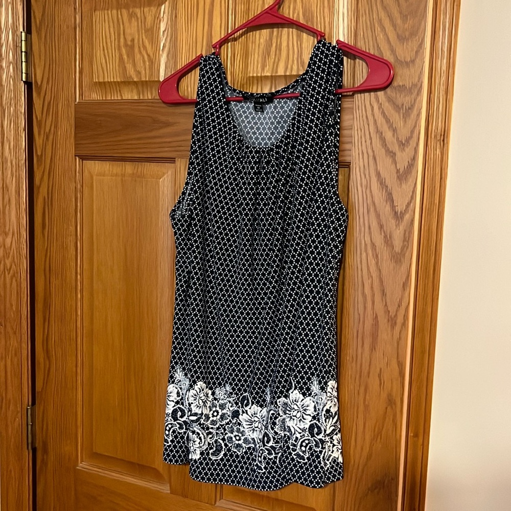 Roz and Ali 1X navy blue and white sleeveless top